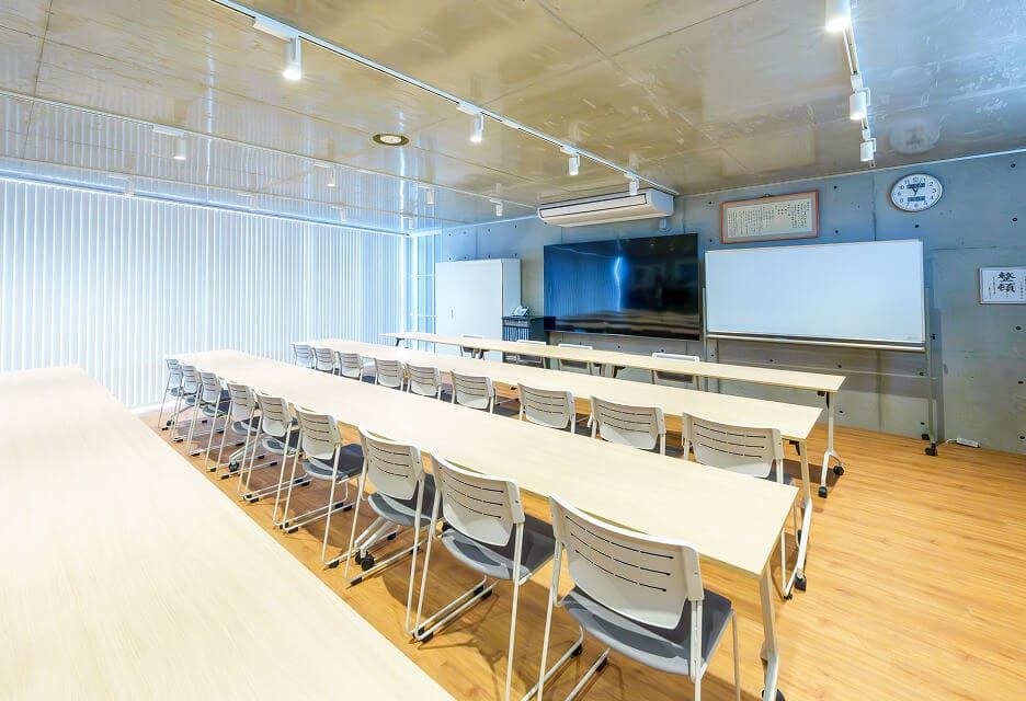 株式会社ヒタチ設備の清潔で広々とした会議室兼研修スペース