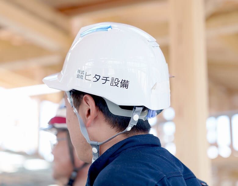 社名入りのヘルメットを着用し、栃木県小山市の現場で作業に従事するスタッフ